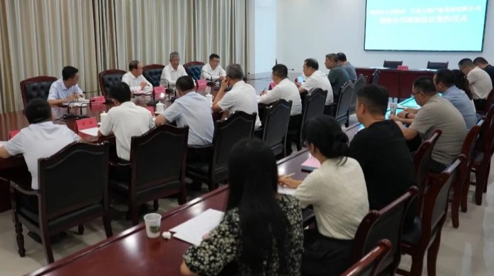 8月7日，甘肅文旅集團與隴南市人民政府簽訂《戰略合作框架協議》。隴南市委書記張柯兵，集團黨委書記、董事長石培文出席簽約儀式并致辭，隴南市委副書記、市長劉永革，副市長汪精海，集團黨委委員、副總經理朱銀鴻